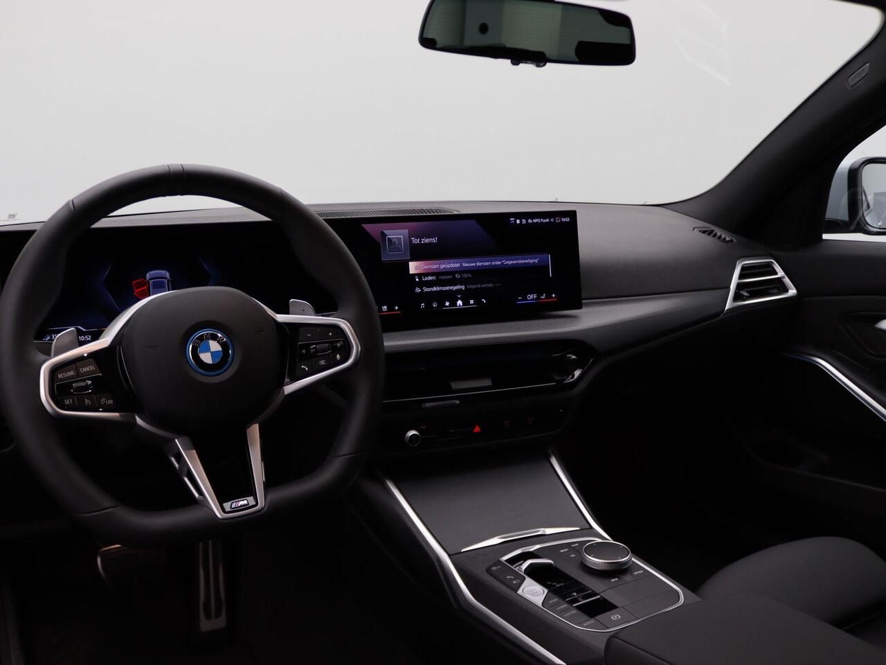 BMW 3-SERIE Touring 330e SPORTPAKKET PRO | Trekhaak | PDC | HIFI | Widescreen Display | 18"