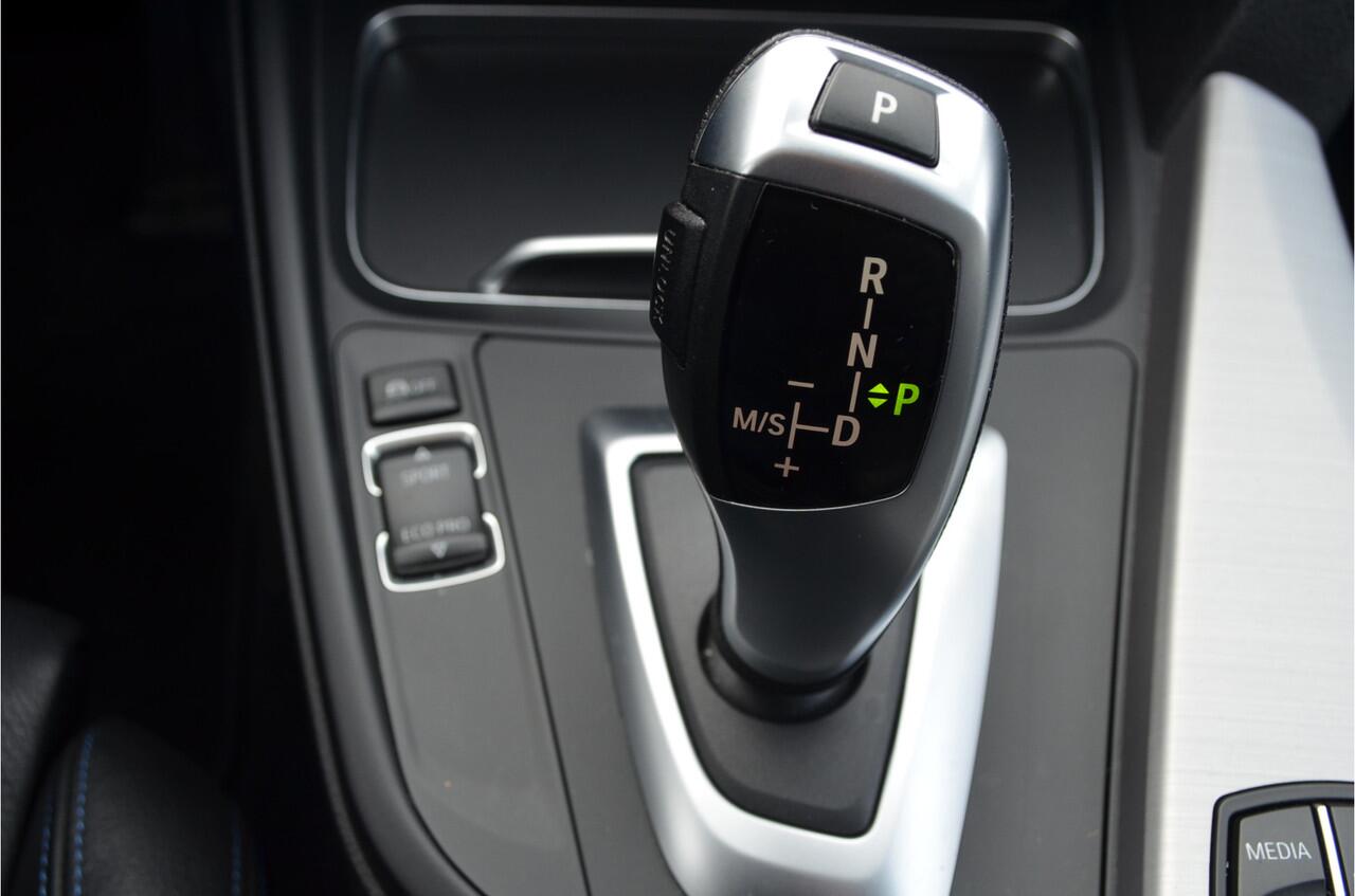 BMW 3-SERIE Touring 318i M Pakket Vol Leer St.verw. Elek. Achterklep Zwarte Raamlijsten Led Koplamp.