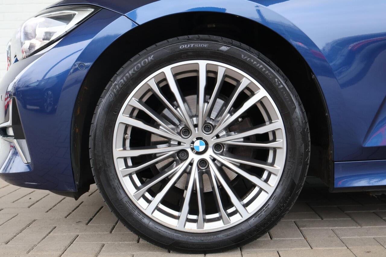 BMW 3-SERIE 320i High Executive | Luxury Line | Voorstoelen Verwarmd | Apple Carplay