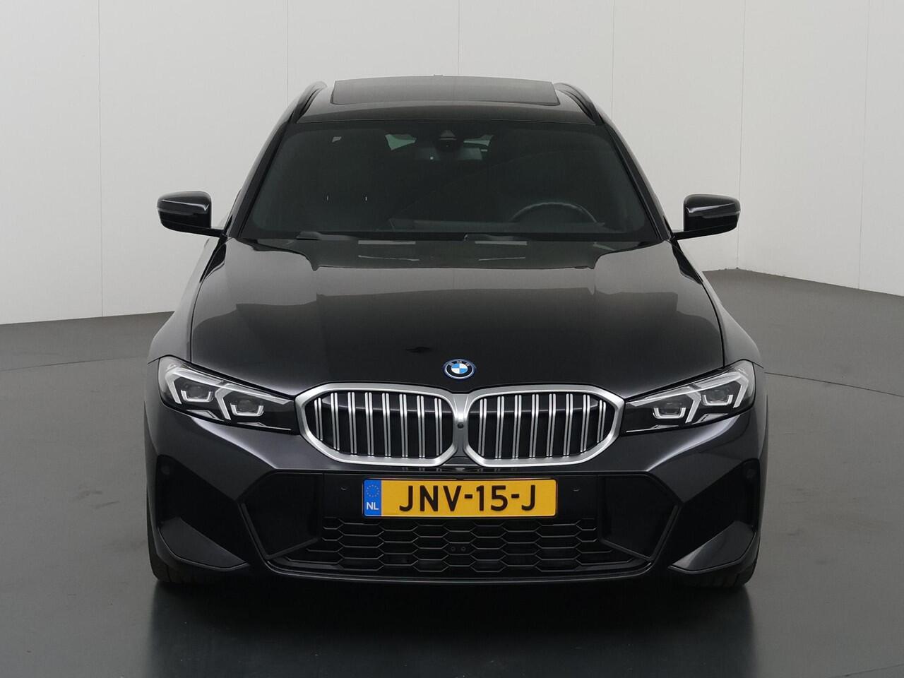 BMW 3-SERIE Touring 320e M-Sport | Facelift | Panoramadak | Elek. Stoelen met Geheugen | HUD | Sportstoelen | 360° Camera | Apple Carplay/Android Auto | Cruise Control | Comfort Pakket | M-Sport Pro | Curved Display |