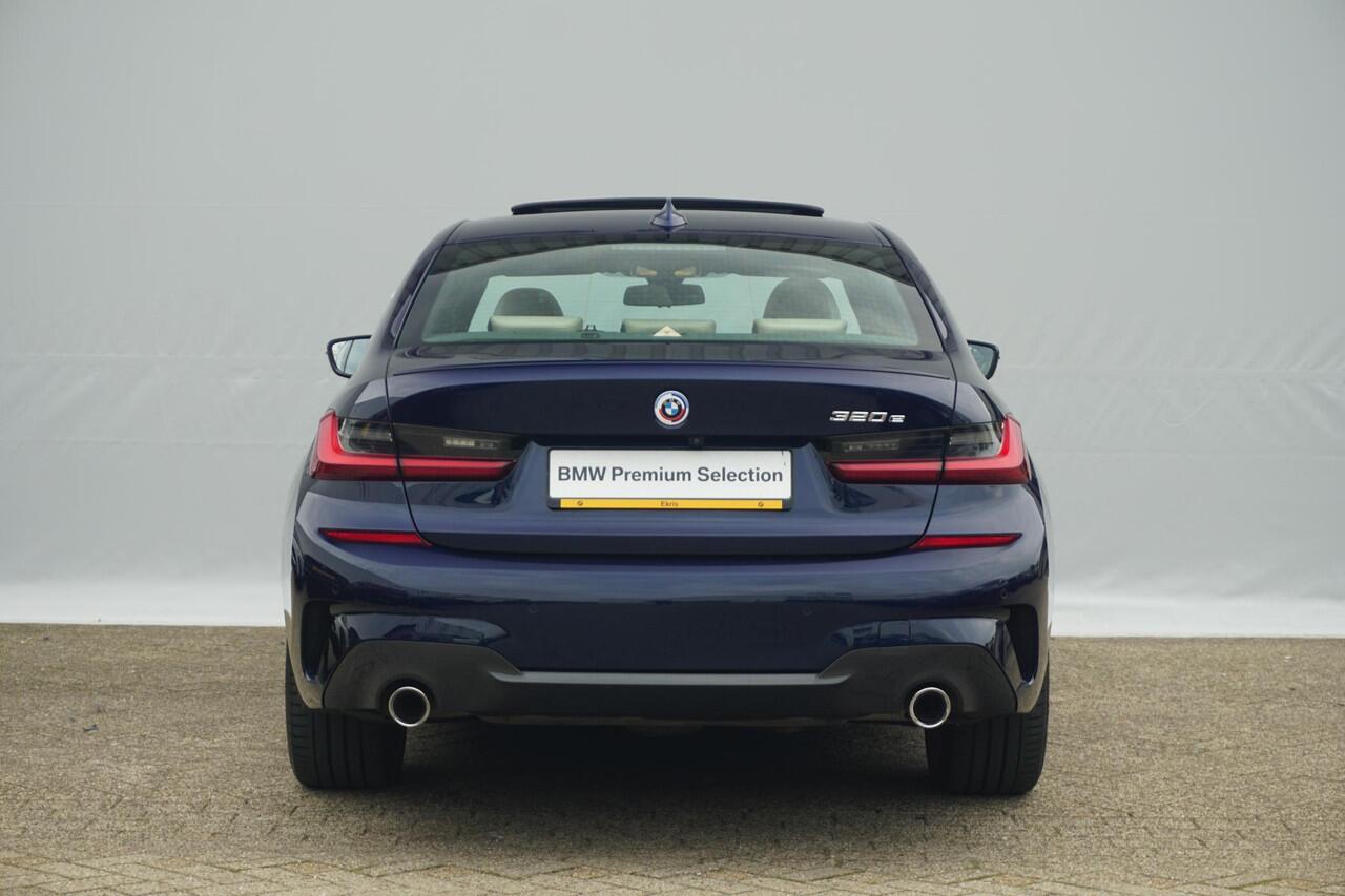 BMW 3-SERIE Sedan 320e High Executive M Sportpakket 19'' / Schuif-/kanteldak / Elektrisch verstelbare voorstoelen / HiFi System