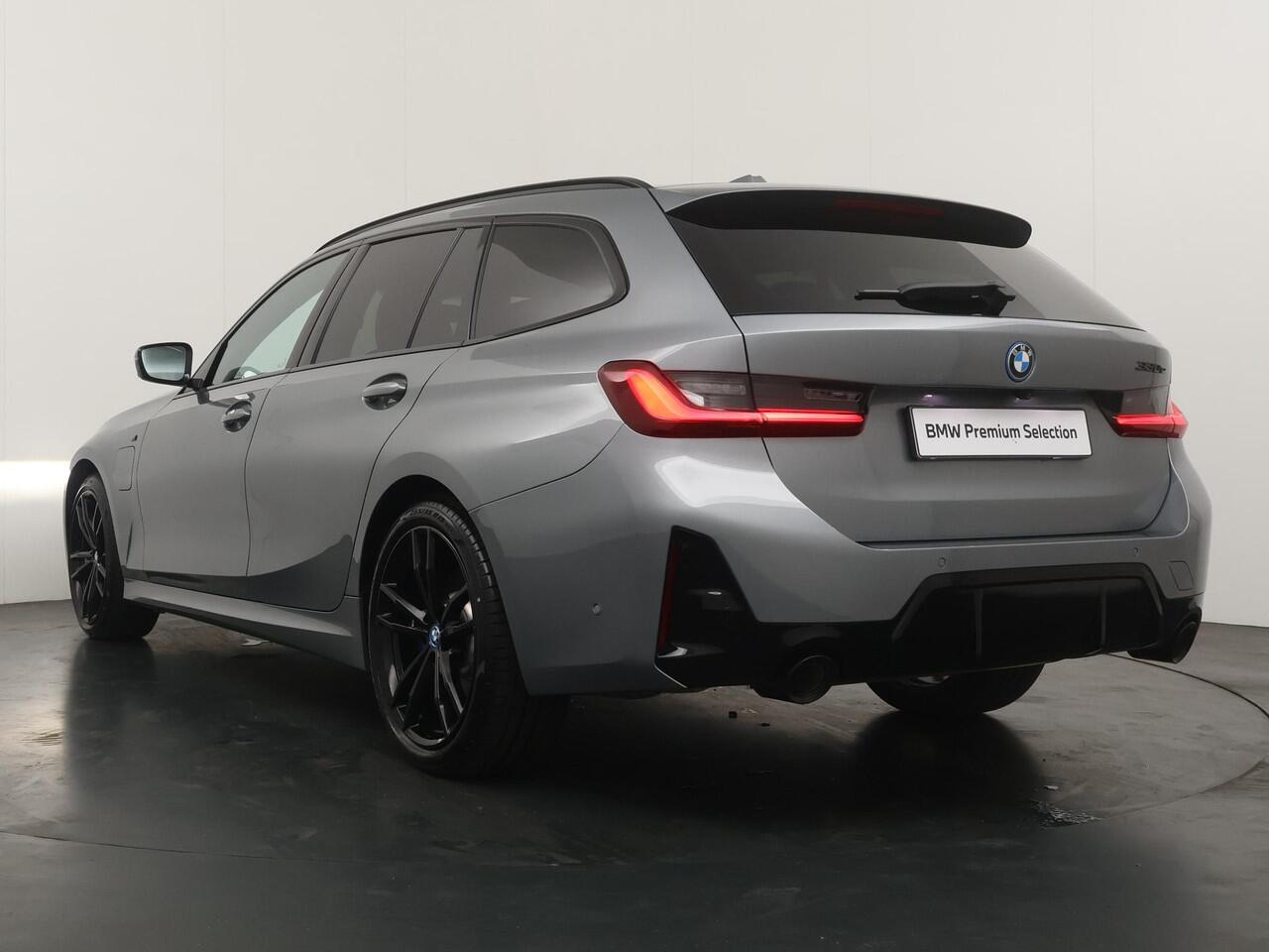 BMW 3-SERIE Touring 330e M-Sportpakket | Adaptive Cruise | Comfort Access | Head-Up | Panoramadak | Harman Kardon | Elektrisch bedienbare stoelen