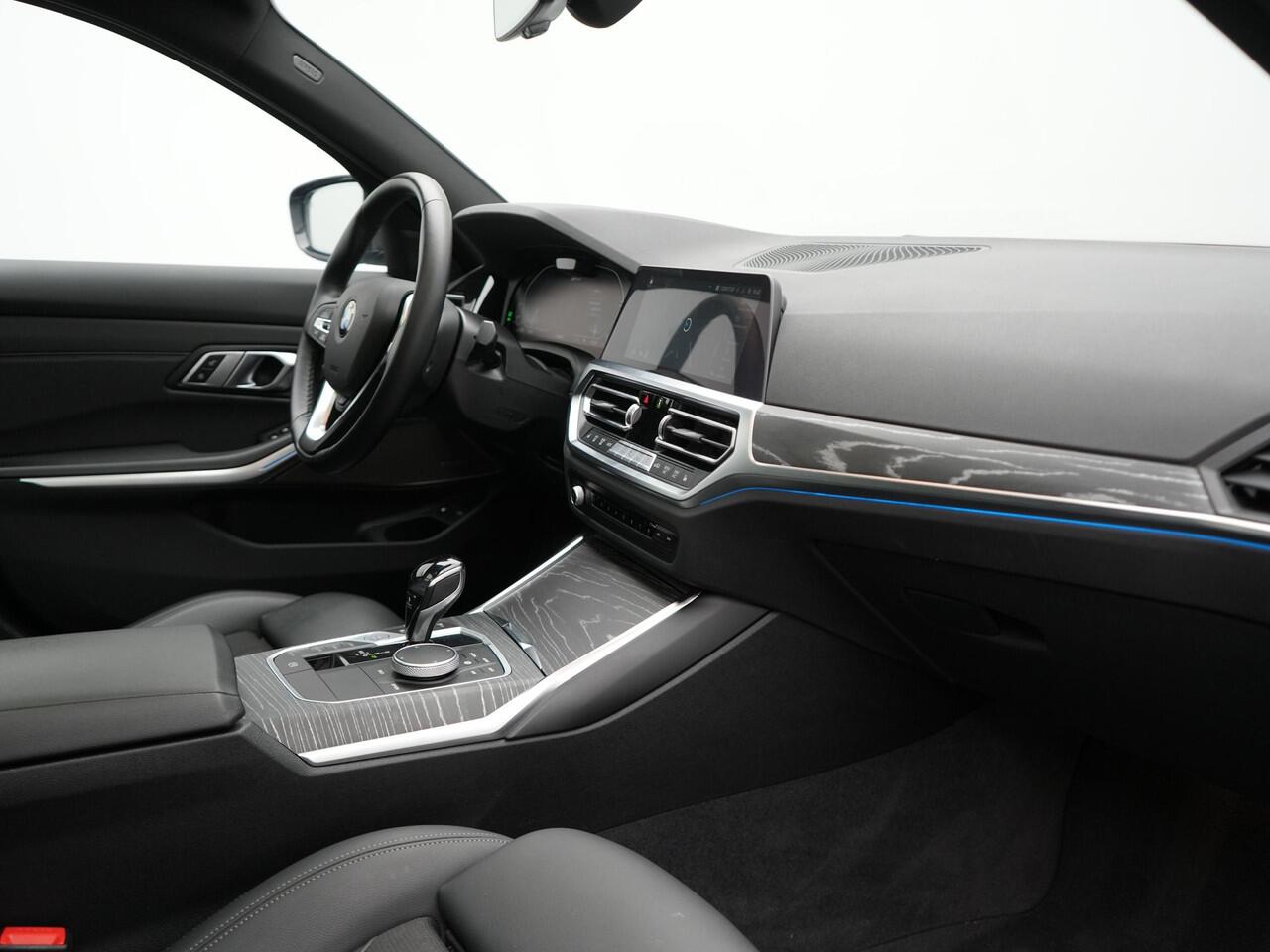 BMW 3-SERIE Touring 330e xDrive Sportline Plug In Hybrid 293pk Dealer O.H. PHEV | Panodak | Head Up | Adaptive Cruise | Laser LED | Harman & Kardon | Lederen M-Sport Sportstoelen Memory & Verwarmd | Sfeerverlichting | Virtual | Navigatie |