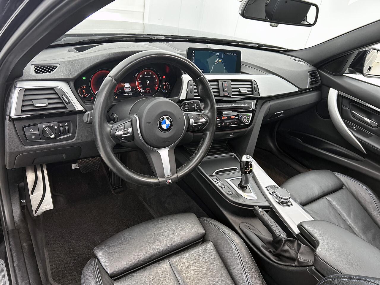 BMW 3-SERIE Touring 318i M Sport Automaat Corporate / Panoramadak / Leder-sport / Camera / Navigatie / M-Sport plus - Parking - Media Pack / Apk nieuw