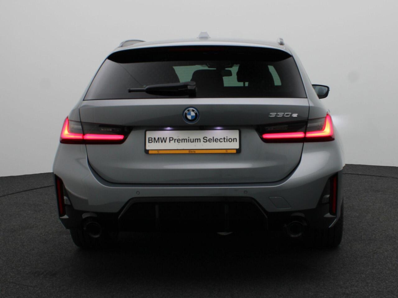 BMW 3-SERIE Touring 330e M Sportpakket Pro | Innovation Pack | Comfort Pack | Trekhaak | Panoramadak | Elektrisch Verstelbare Stoelen | Driving Assistant Professional | Harman Kardon | 19''