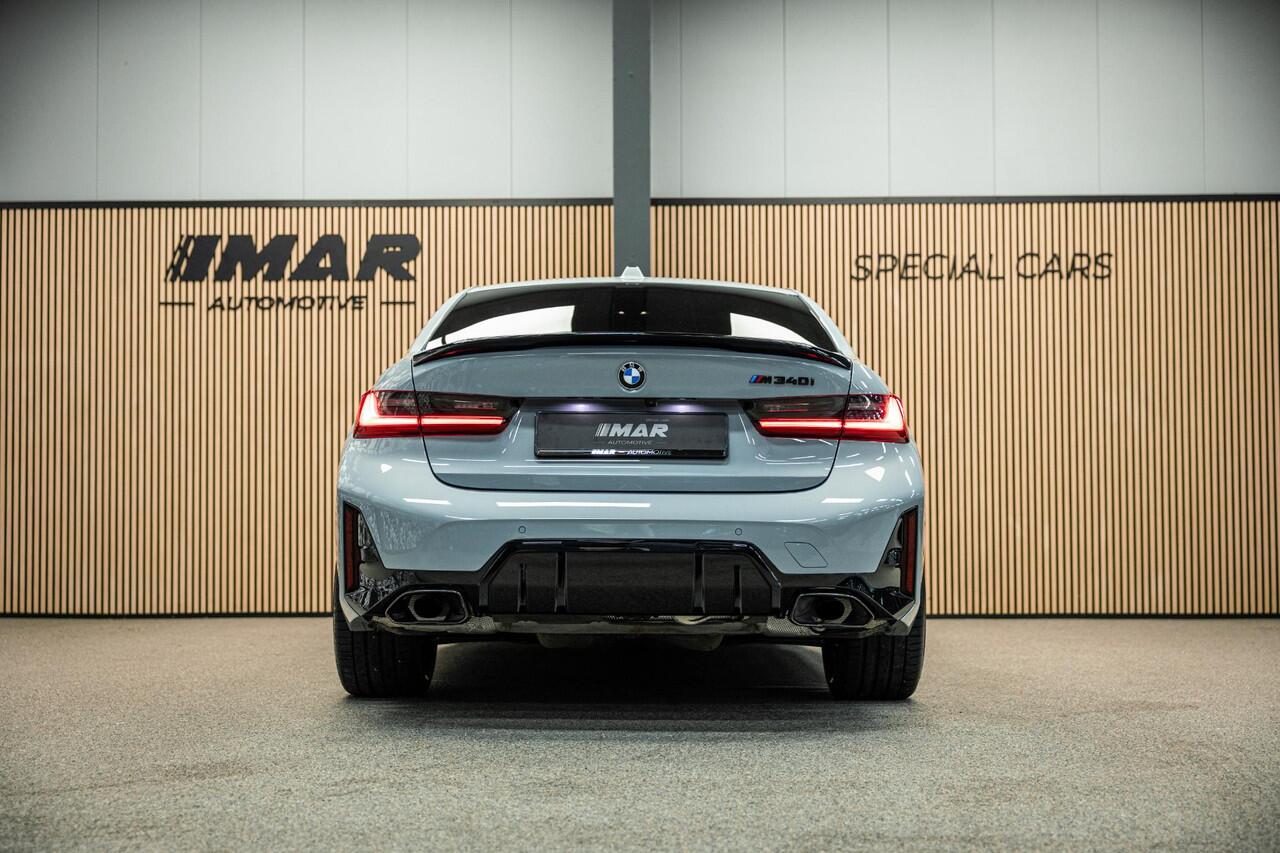 BMW 3-SERIE M340i xDrive | M-Performance Pack | M-stoelen | Head-Up | Carbon inleg | 20'' velgen | Sportstuur |