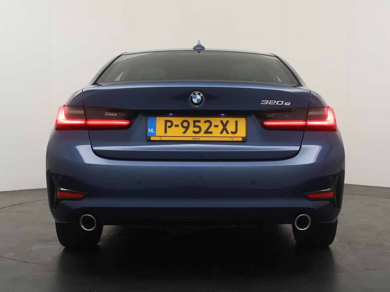 BMW 3-SERIE 320e Business Edition Plus | Trekhaak | Panoramadak | Stoelverwarming |