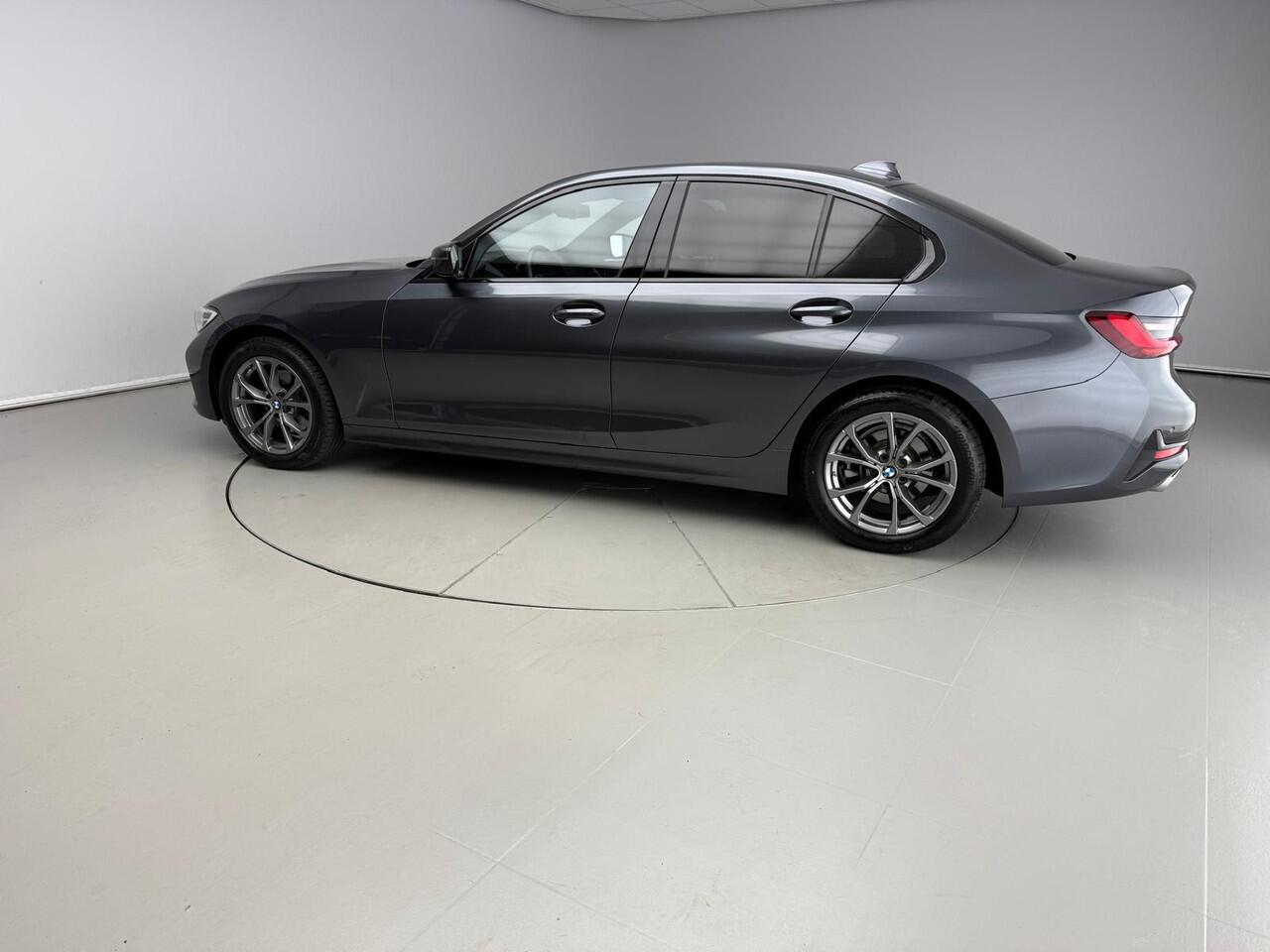 BMW 3-SERIE Sedan 320i | LED | Leder | Navigatie | Sportstoelen | Stoelverwarming | DAB | Alu 17 inch