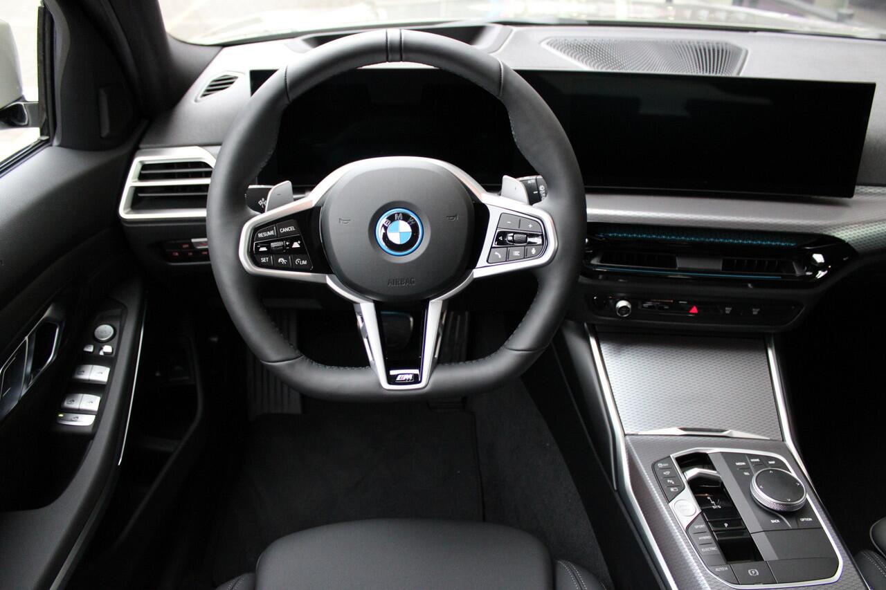 BMW 3-SERIE Touring 330e High Executive M Sport Automaat / Panoramadak / Trekhaak / Adaptieve LED / Sportstoelen / Comfort Access / Parking Assistant Plus / Stuurverwarming