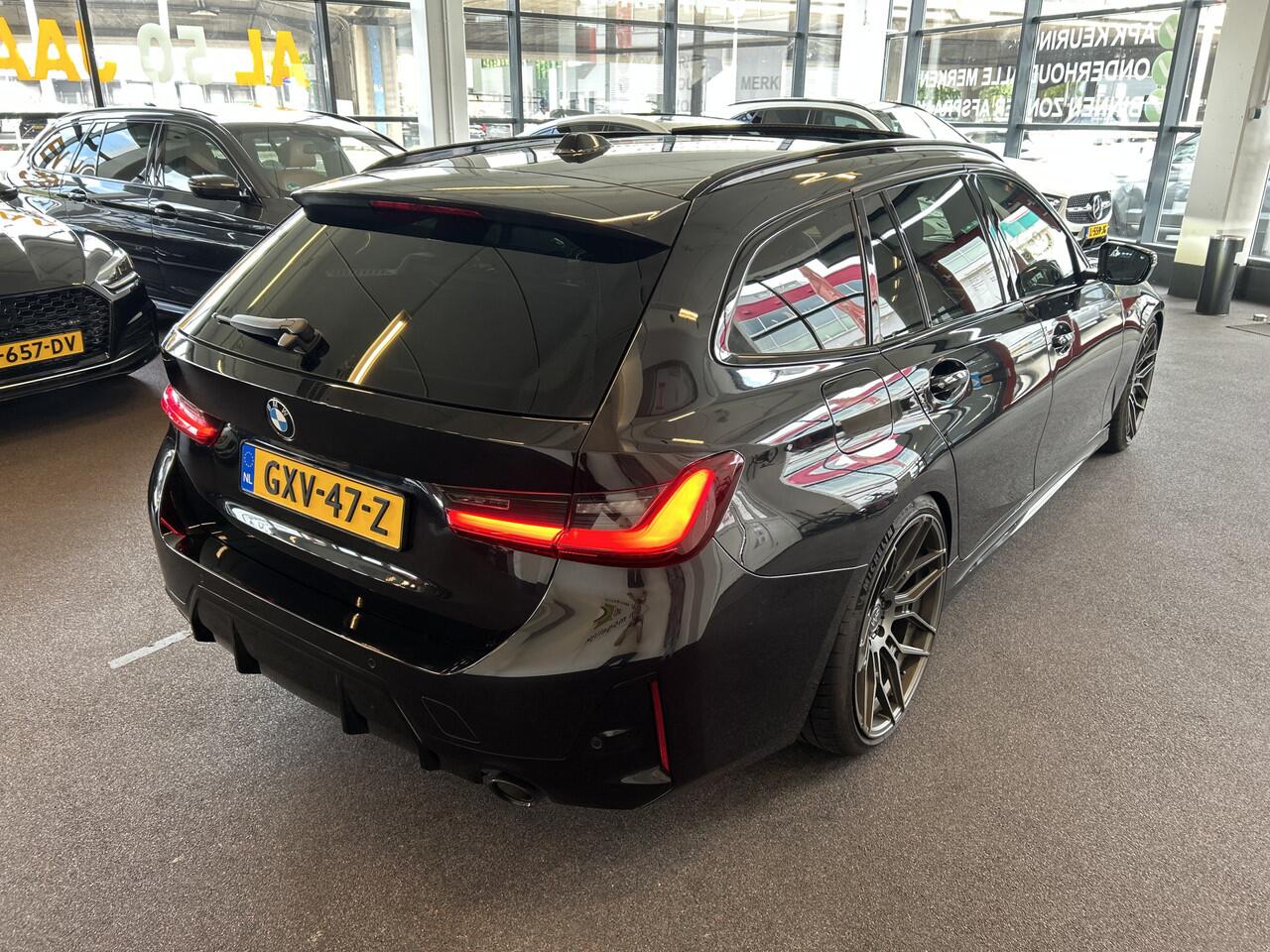 BMW 3-SERIE Touring 318i M Sport | Panoramadak | Fabrieksgarantie | 20''INCH | Verlaagd | Lederen bekleding | Afneembare trekhaak | Cruise control | Climate control | Lane assist | Apple carplay | Full LED