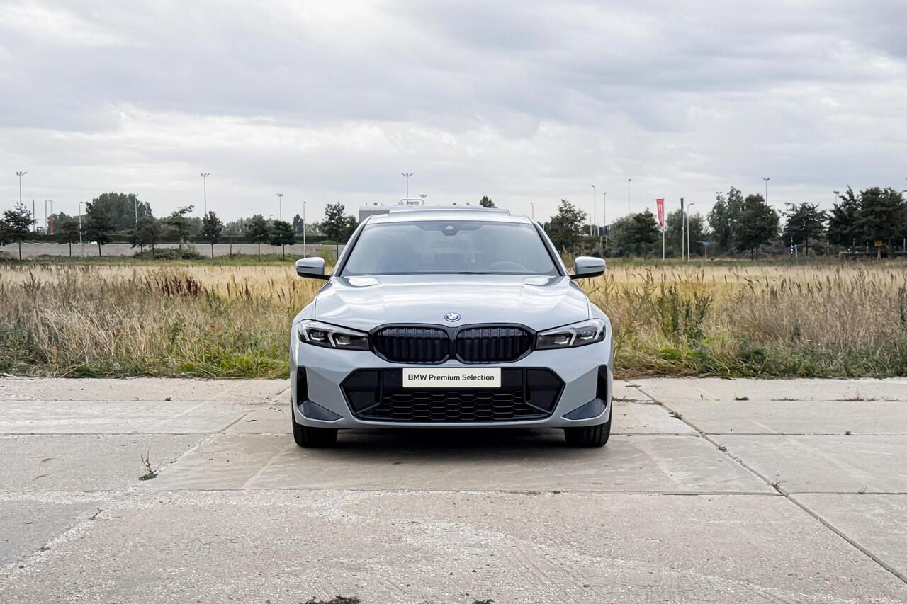 BMW 3-SERIE Sedan 330e | M Sport | Glazen Panoramadak | Harman Kardon | Head-up Display | Trekhaak |