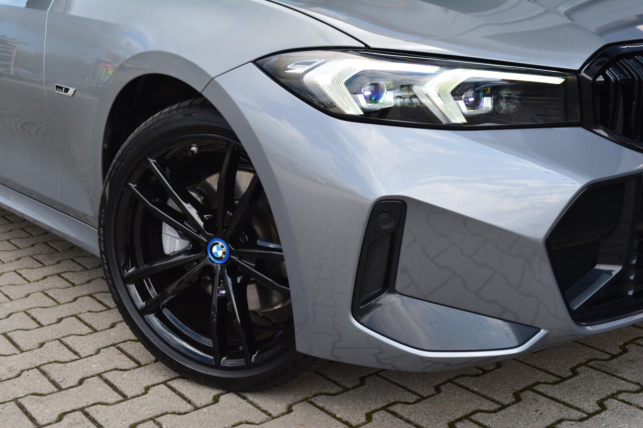 BMW 3-SERIE Touring 330e xDrive M-Sport | Pano | Leder | Memory |