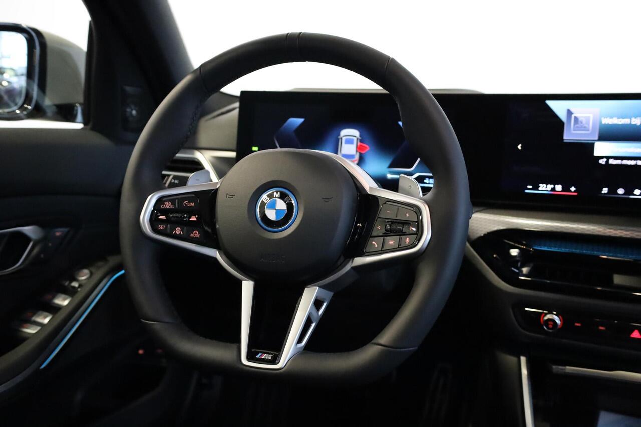 BMW 3-SERIE Touring 330e Individual Lak | M Sportpakket Pro | Innovation Pack | Comfort Pack | Panoramadak | Trekhaak