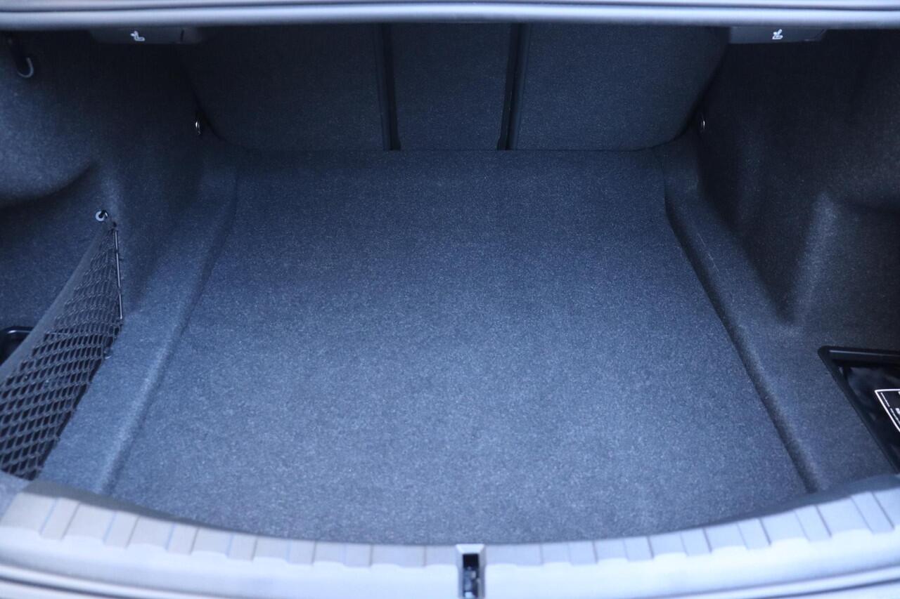 BMW 3-SERIE Sedan 320i | M Sportpakket Pro | Panodak | Harman Kardon | Driving Assistant | Comfort Acces | 19'' LMV | Ekris Selection