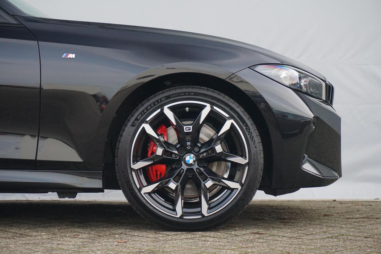 BMW 3-SERIE Touring 330e M Sport Pro | Trekhaak / Panoramadak / Head-up / Harman Kardon / Elektrische stoelen met geheugen /360*Camera's / Comfort Access / Ddodehoek detectie