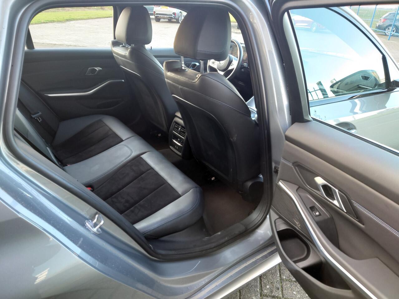 BMW 3-SERIE Touring 320i High Executive / M-Sport / LED / DAB / HIFI / Camera / Bomvol