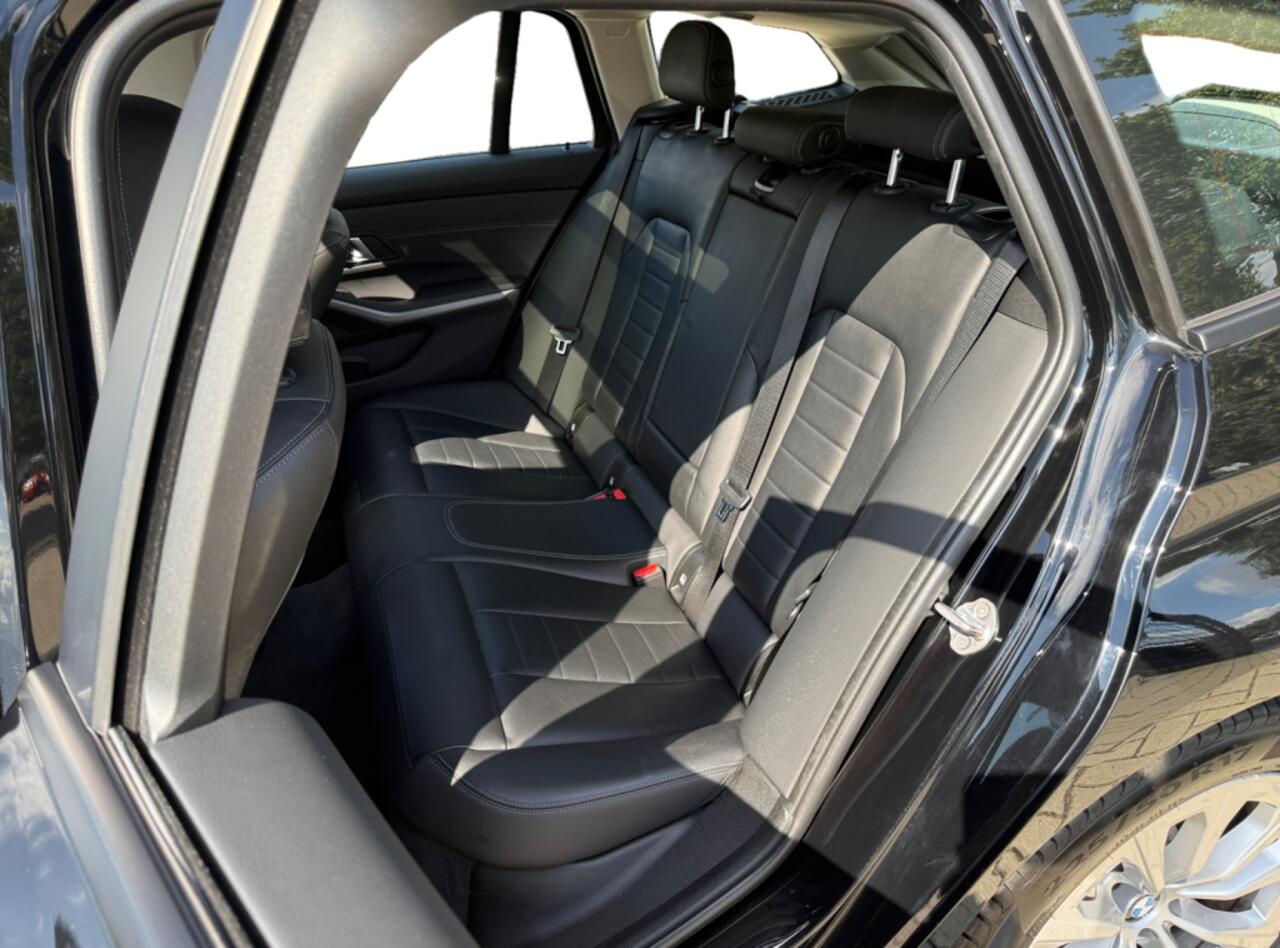 BMW 3-SERIE 330e High Executive I Panoramadak I Leder I Head-up