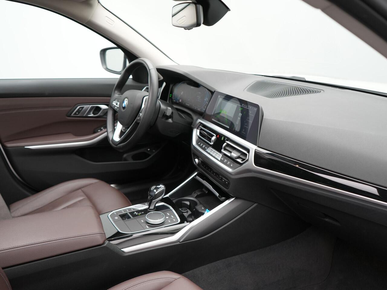 BMW 3-SERIE Touring 330e Plug In Hybrid 293pk Dealer O.H PHEV | Trekhaak Af Fabriek | Panodak | Head Up | Adaptive Cruise | Laser LED | Lederen Sportstoelen Memory & Verwarmd | Keyless | Blis | Apple Carplay | Stuur Verwarmd | Navigatie | DAB |