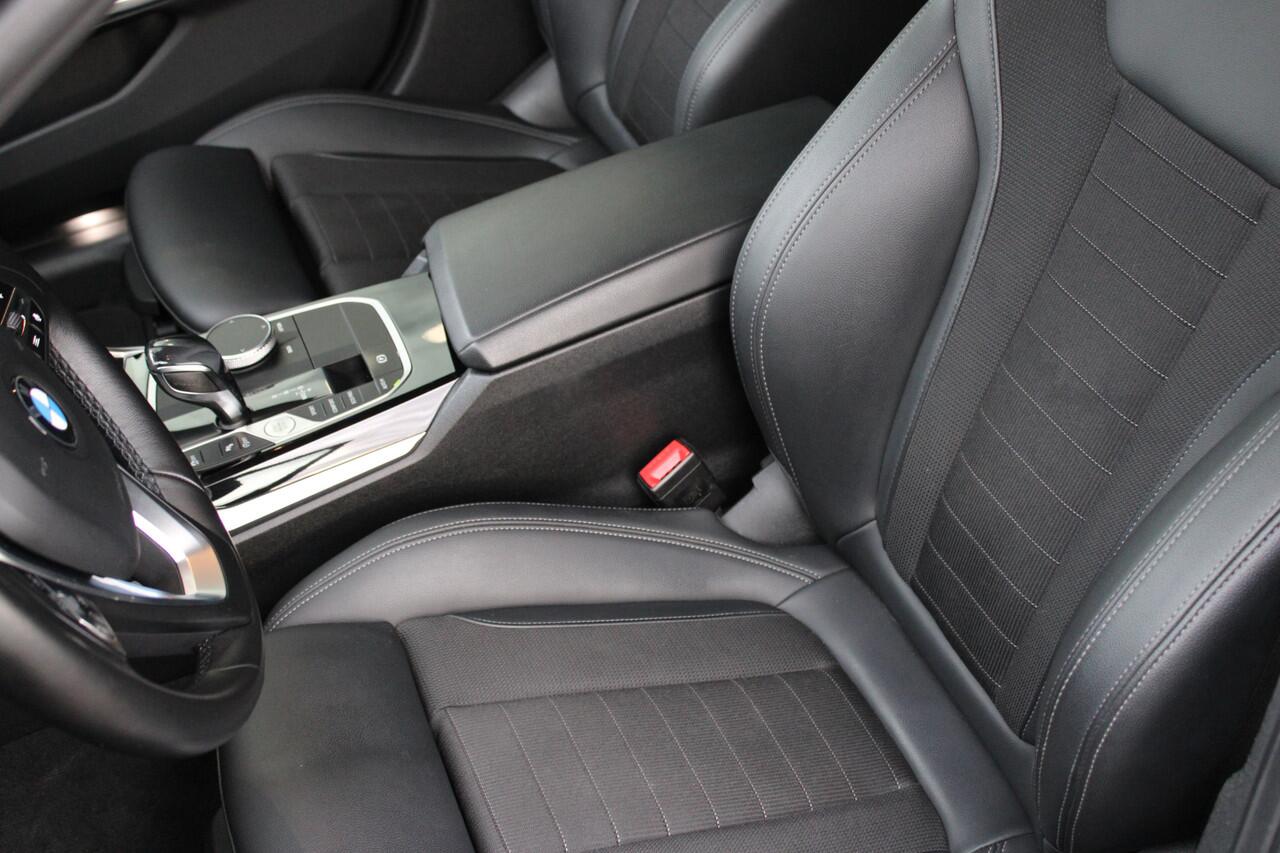 BMW 3-SERIE Touring 318i Executive Sport Line Automaat / Trekhaak / Sportstoelen / Comfort Access / Live Cockpit Professional / Stoelverwarming