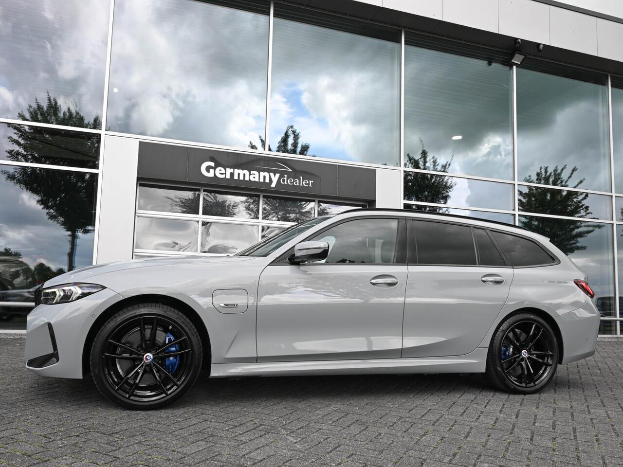 BMW 3-SERIE Touring 330e xDrive 292pk M-Sport Pro Pano H&K Tr-Haak HUD ACC Widescreen Ind-Brooklyn Shadowline