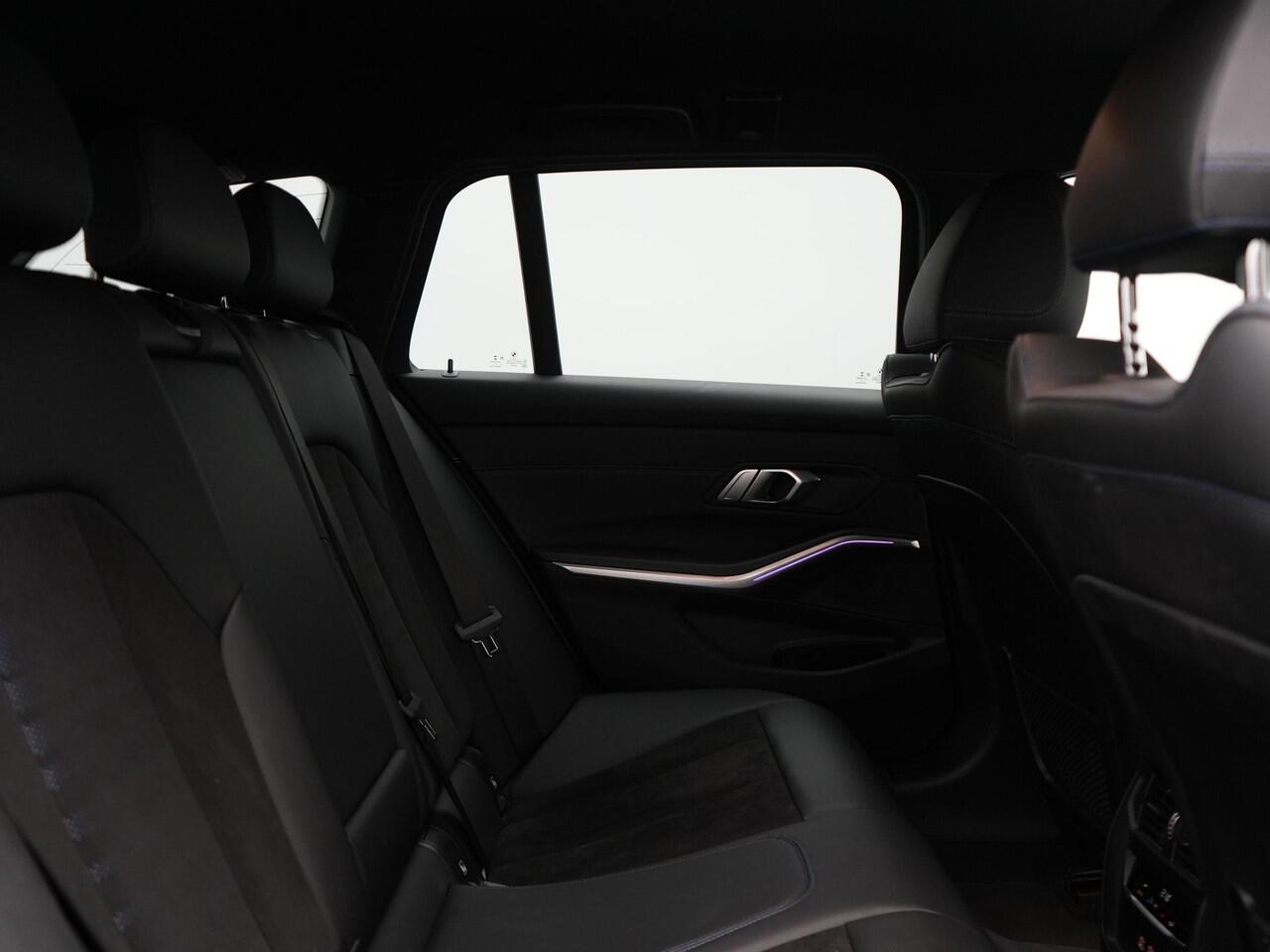 BMW 3-SERIE Touring 320i M Sport 184pk | Adaptive Cruise | Alcantara Sportstoelen Verwarmd | Apple Carplay | Sfeerverlichting | Virtual | Navigatie | DAB |