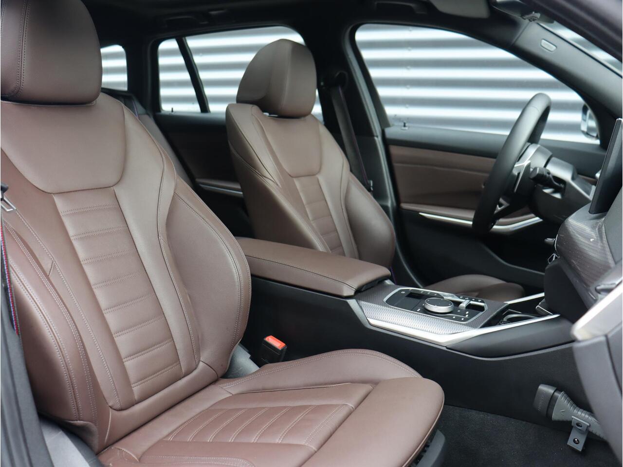 BMW 3-SERIE Touring 330i xDrive | High Executive | M Sportpakket Pro | Panodak | Trekhaak | Head-Up | Parking Assistant Plus | Driving Assistant | Comfort Access | 18'' LMV