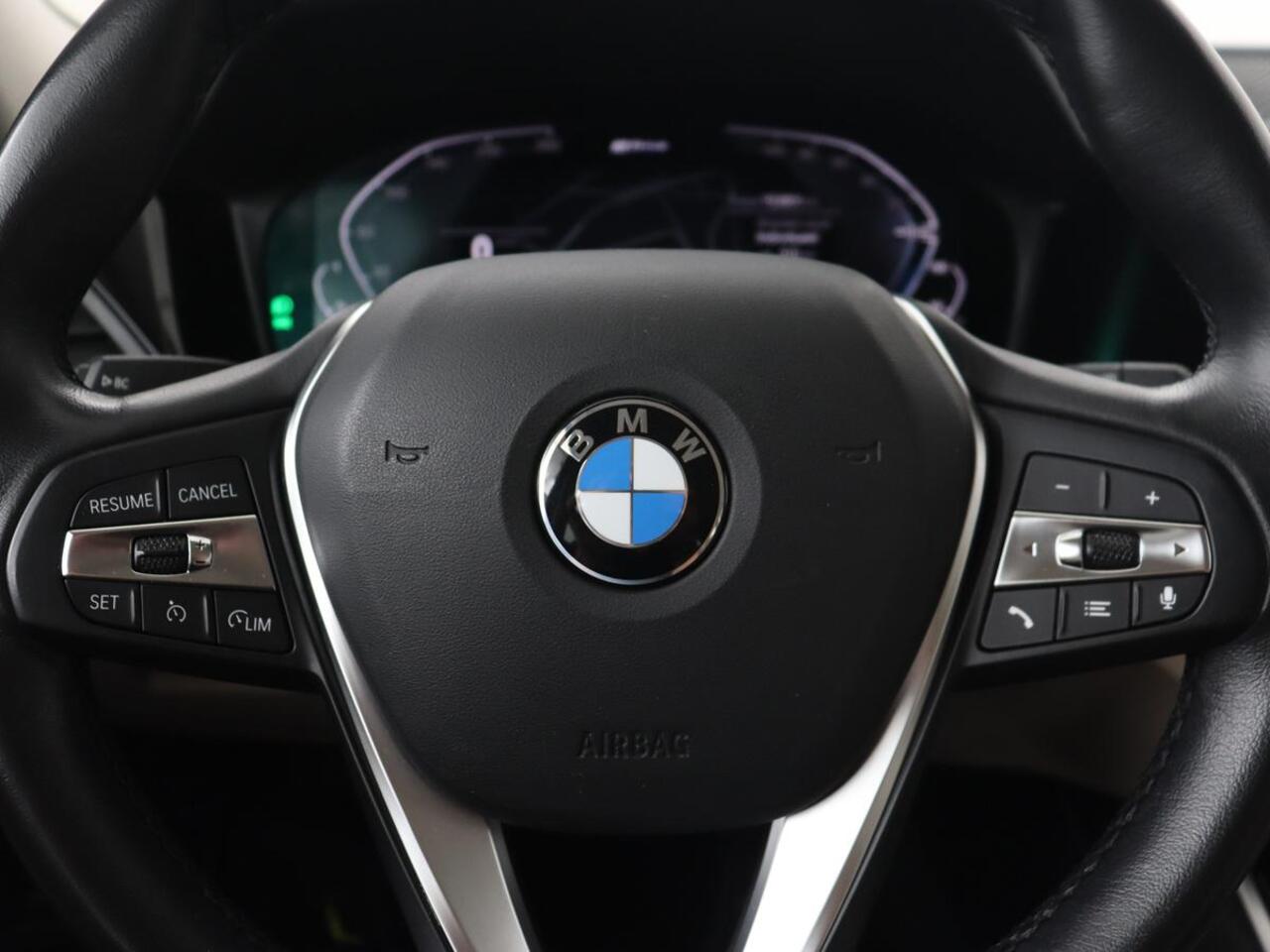 BMW 3-SERIE 330e eDrive Luxury Line | Panoramadak | Leder | Trekhaak | Stoelverwarming | Carplay | Sportstoelen | Live Cockpit | Parkeerhulp