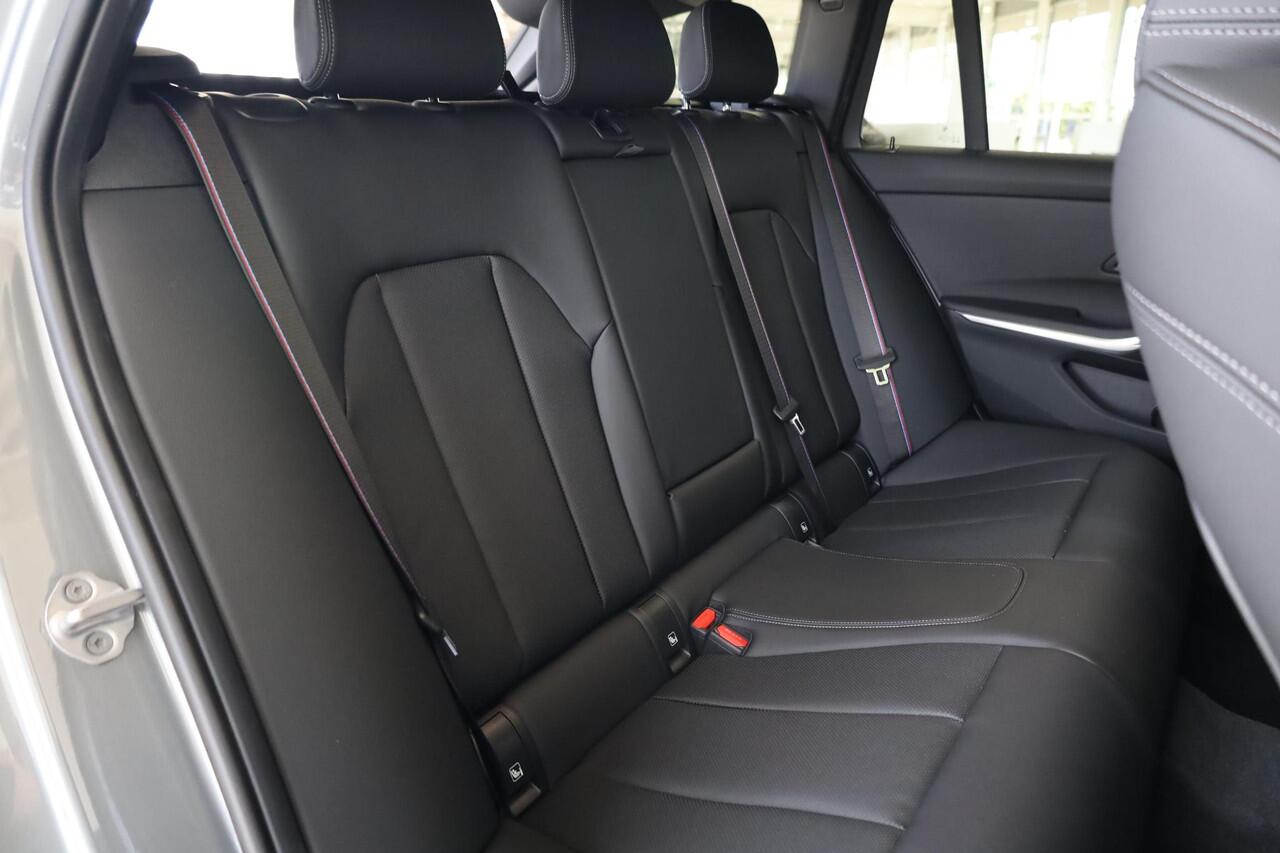 BMW 3-SERIE Touring 330e M Sportpakket Pro | Panoramadak | Active Cruise Control | Elektr. Trekhaak