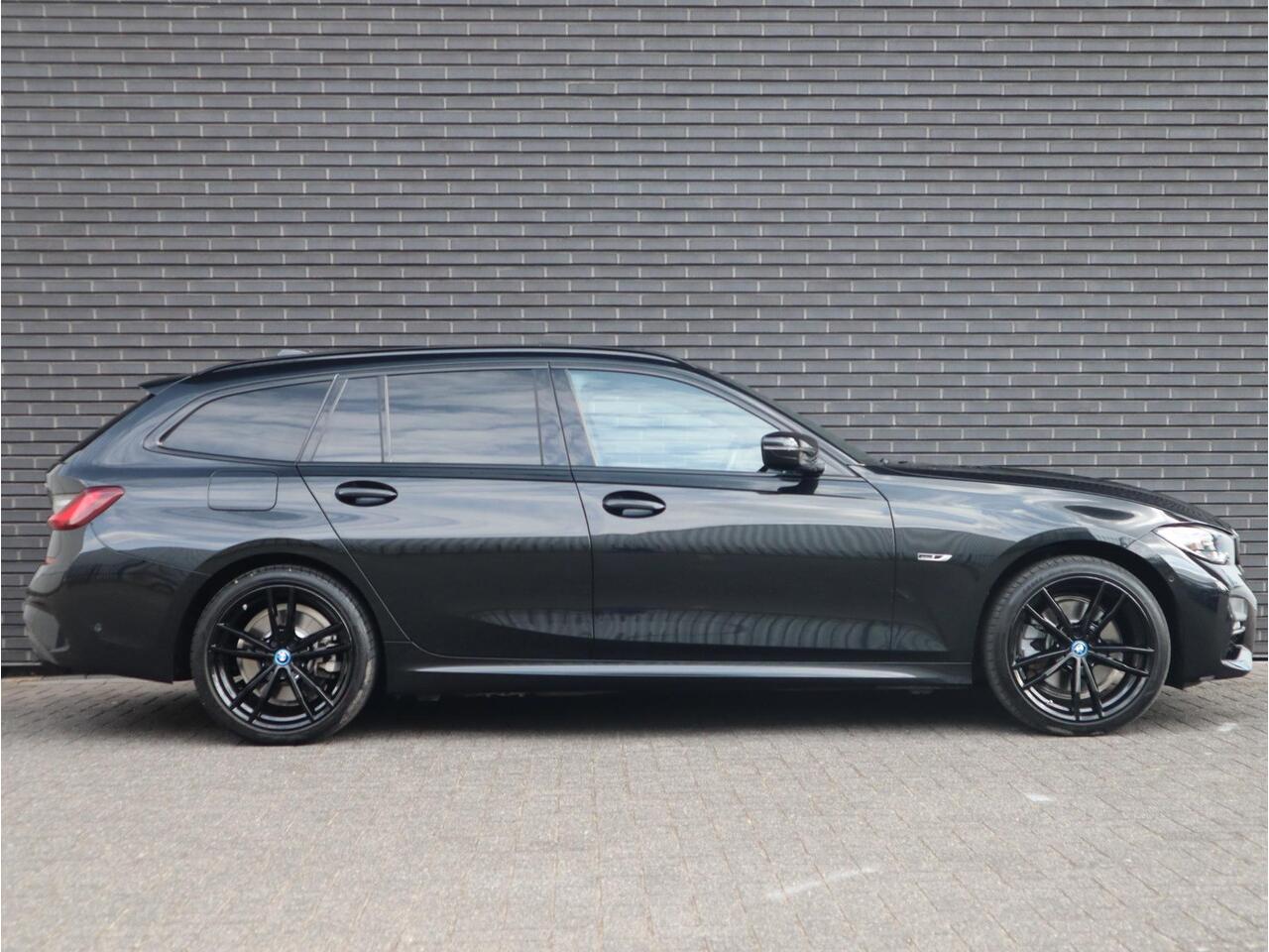 BMW 3-SERIE Touring 320e xDrive High Executive M Sport Pakket Automaat / Live Cockpit Professional / Adaptief M Onderstel / Panoramadak / Stoelverwarming / Extra Getint Glas / LED / 19 Inch / Hifi / Lichtpakket