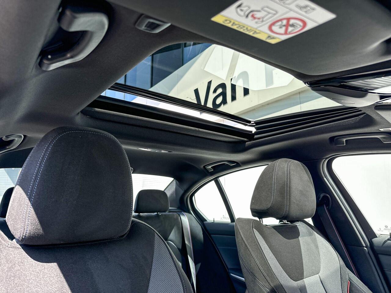 BMW 3-SERIE Sedan 320i xDrive | Innovation Pack | M Sport | Panoramadak