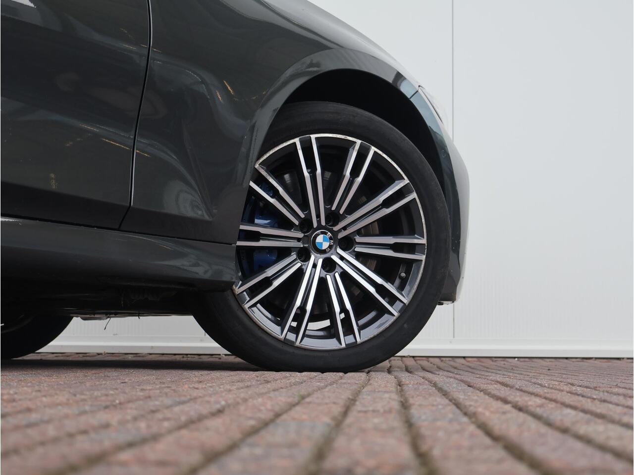 BMW 3-SERIE 330e xDrive High Executive / M-Sportpakket / HIFI / Trekhaak / Extra Getint Glas / Schuif - Kanteldak /