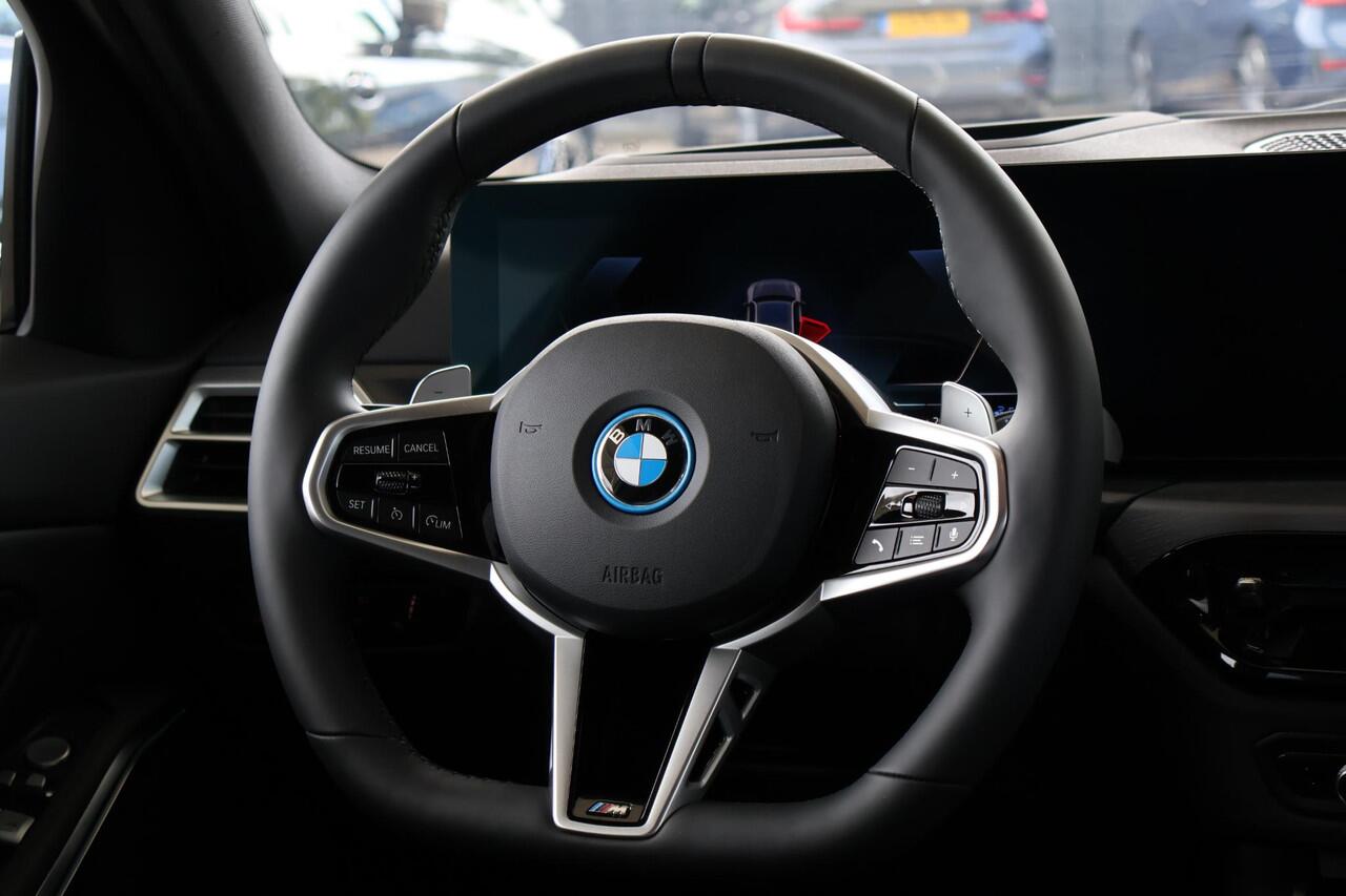 BMW 3-SERIE Touring 330e | M Sportpakket | Innovation Pack | Comfort Pack