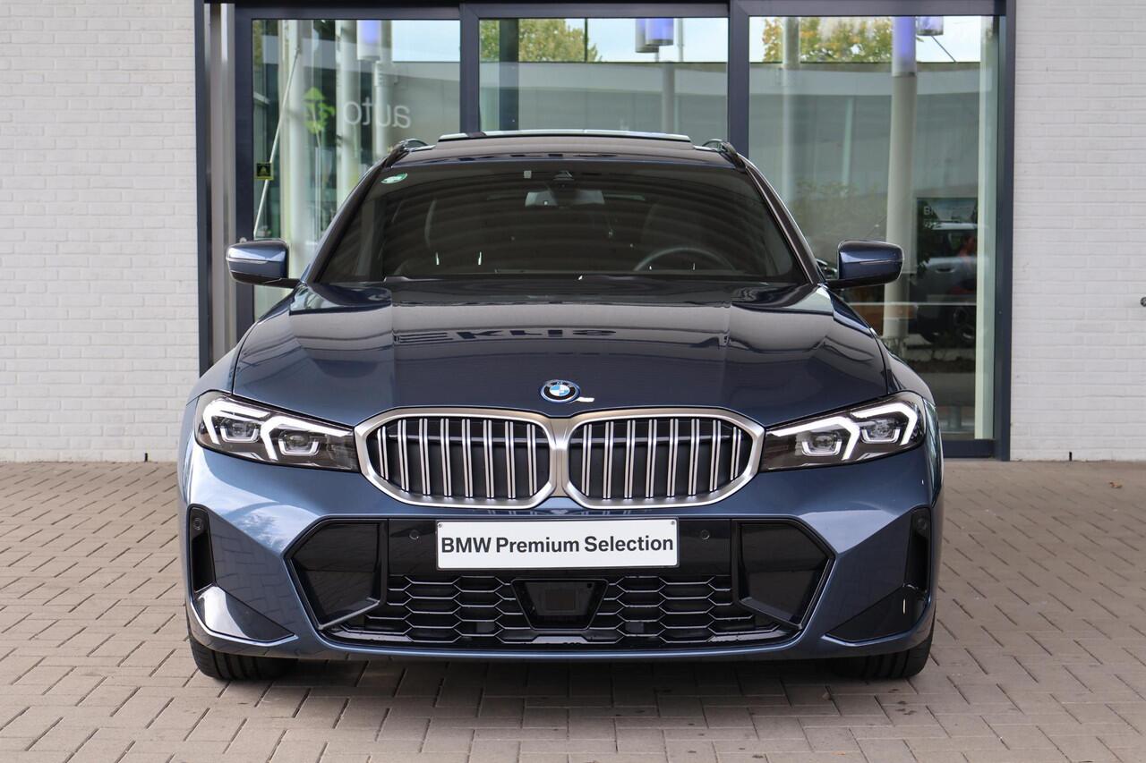 BMW 3-SERIE Touring 330e | M Sportpakket | Comfort Pack | Panorama Dak | Trekhaak