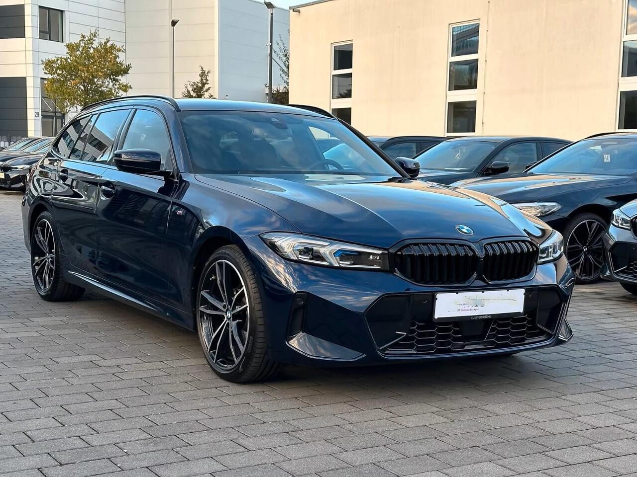 BMW 3-SERIE Touring 320d xDrive M-SPORT ** LED, NAVI+, HALF-LEDER, VERW. STUUR, HuD, TREKH, 19-inch LMV, TANSANIT BLAU ** 1e EIG - UNFALLFREI ** ** INFORMEER OOK NAAR ONZE AANTREKKELIJKE FINANCIAL-LEASE TARIEVEN **