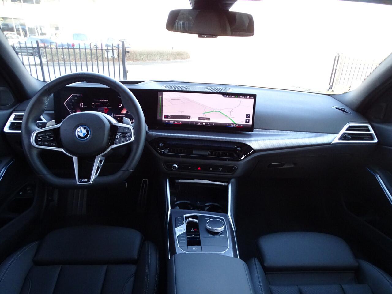 BMW 3-SERIE 330e M Sport Pro. Elek.Trekhaak Active-Cruis Head-up Driv.Ass. Innovation Pack Park.plus HiFi 19"LM Velgen