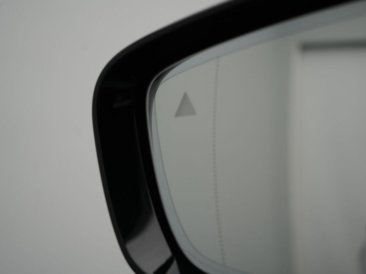 BMW 3-SERIE Touring 330e M Sport Plug In Hybrid 293pk Dealer O.H PHEV | Trekhaak Af Fabriek | Panodak | Head Up | Adaptive Cruise | Apple Carplay | Sfeerverlichting | Alcantara Sportstoelen Verwarmd | Navigatie | Virtual | DAB |