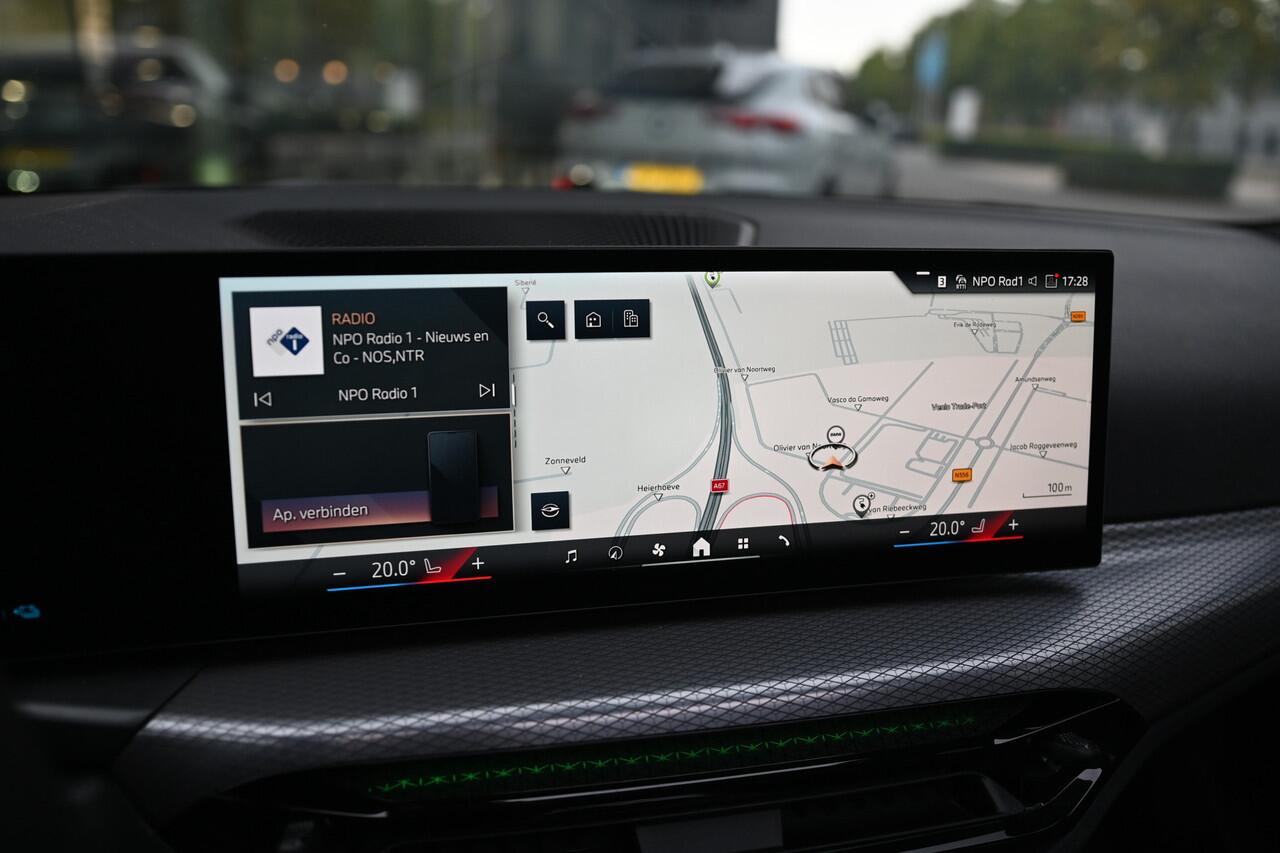 BMW 3-SERIE Touring 330e M Sport Automaat / Panoramadak / Trekhaak / Sportstoelen / Achteruitrijcamera / Comfort Access / Active Cruise Control / Parking Assistant