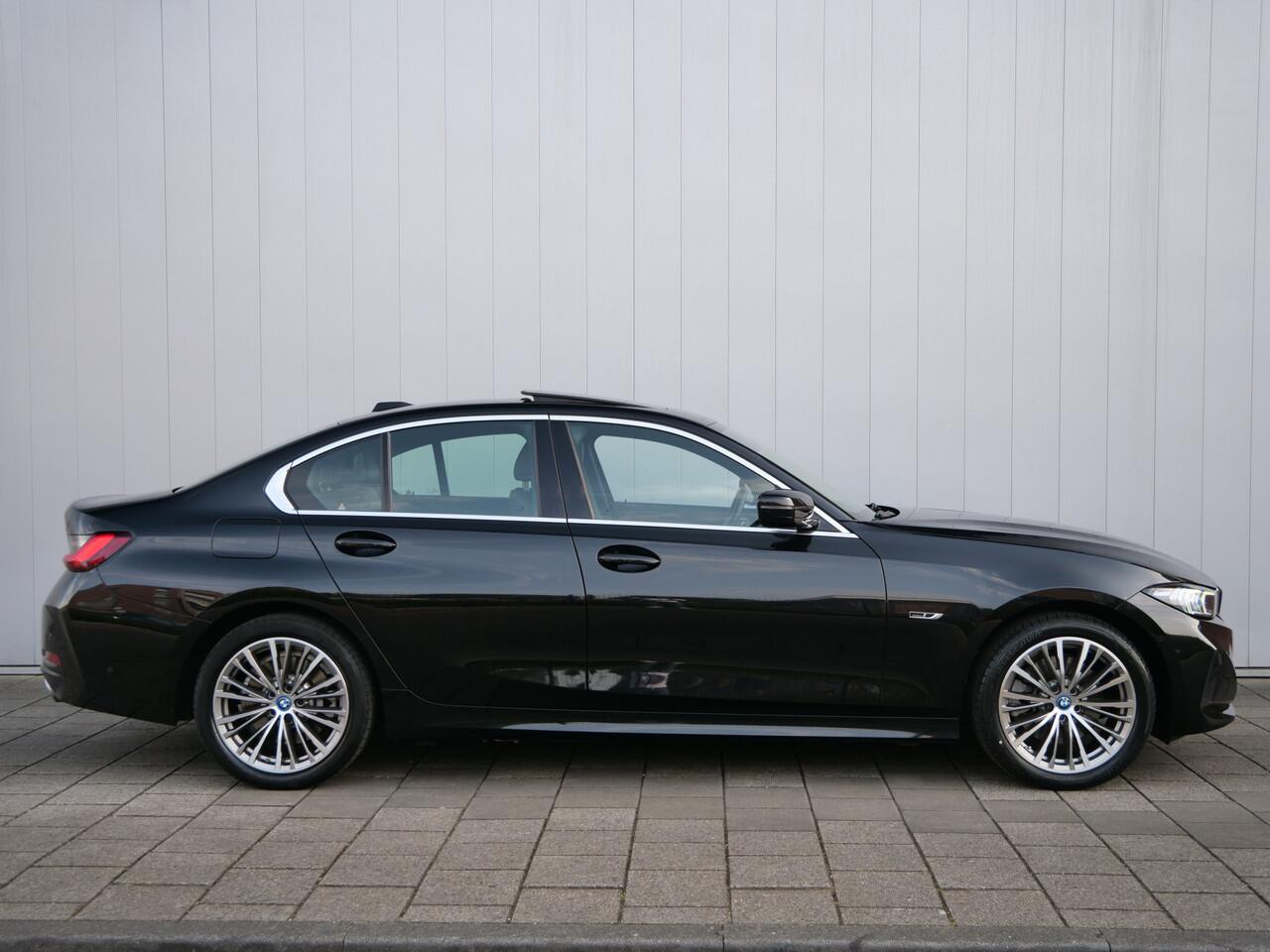 BMW 3-SERIE 320e 204 Pk Automaat Winterpakket / Leer / Schuifdak / Trekhaak / Apple Carplay