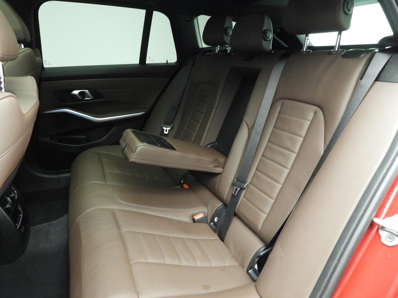 BMW 3-SERIE Touring 330e | M-Sportpakket | LED | Leder | Active cruise | Navigatie | Schuifdak | Trekhaak | DAB | Hifi speakers | Alu 18 inch