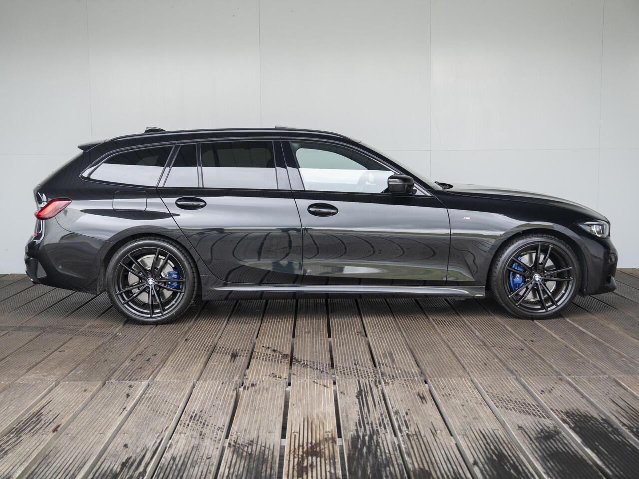 BMW 3-SERIE Touring M340i xDrive | Innovationspakket | Parking Assistant | Verwarmd Stuurwiel | Comfort Access | Achteruitrijcamera | Harman Kardon | Panoramadak | Head-Up Display | 19'' | Trekhaak