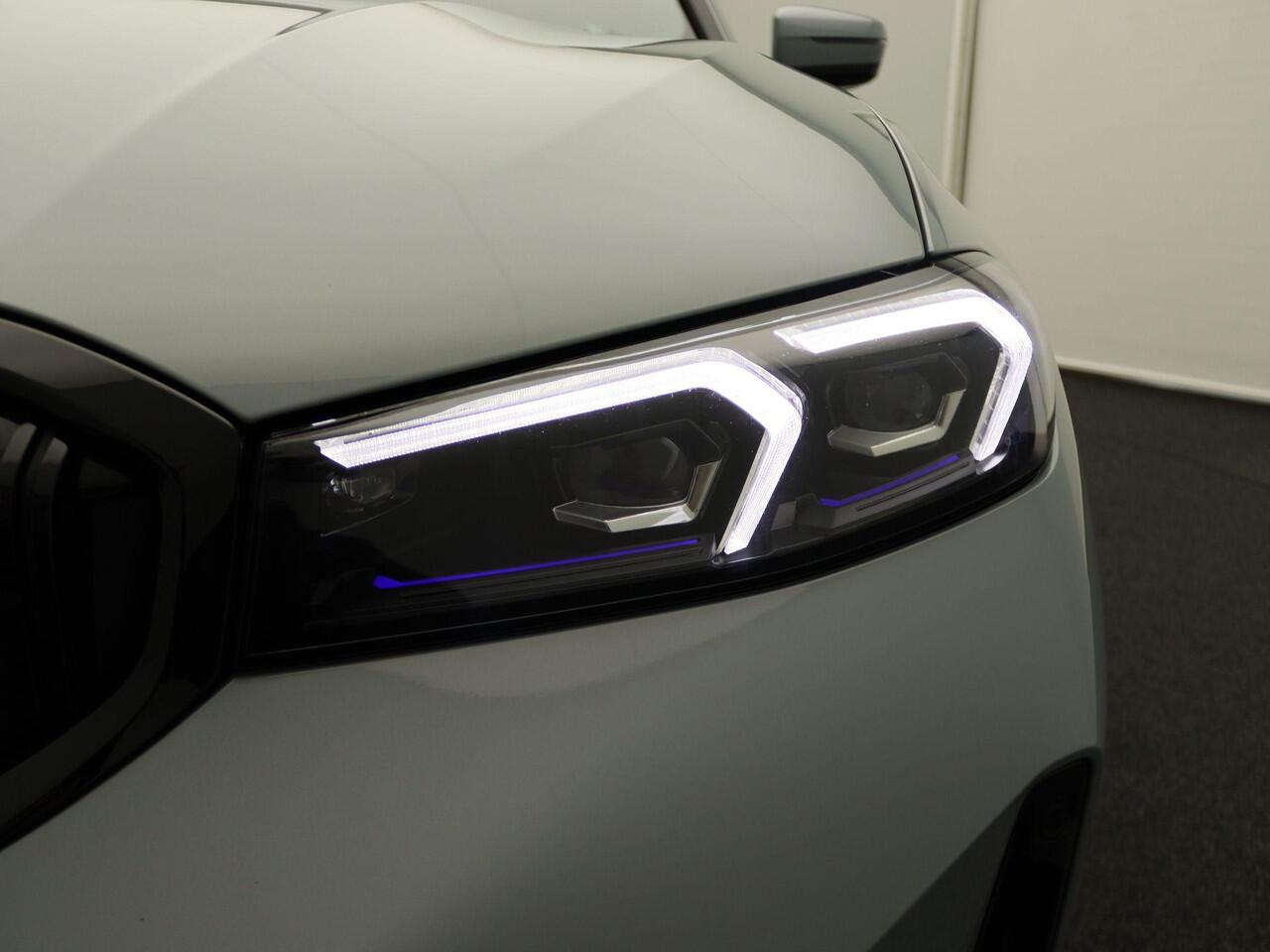 BMW 3-SERIE Sedan 330e M Sportpakket Pro | Innovation Pack | Comfort Pack | Trekhaak | Schuifdak | Driving Assistant | Parking Assistant Plus | 19''