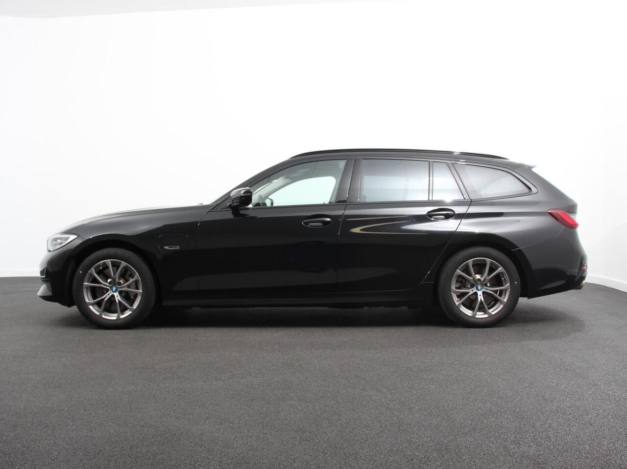 BMW 3-SERIE Touring 330e Touring Sportline PHEV AUT DEMO! Climate control | Adaptieve cruise control | Parkeersensoren | Navigatie | Sfeerverlichting | Stuur + stoelverwarming | Apple Carplay/ Android Auto