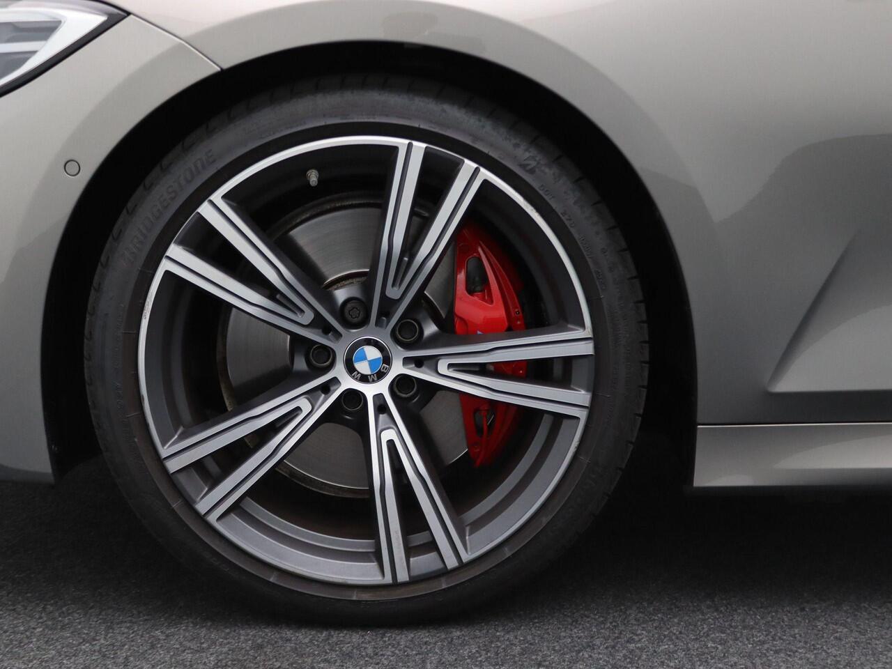 BMW 3-SERIE Sedan 330i High Executive | M Sportpakket | Audio Media Pack | Parking Pack | Safety Pack | BMW Personal CoPilot Pack | Trekhaak | Schuifdak | Elektrisch Verstelbare Voorstoelen | Driving Assistant Professional | Harman Kardon | 19''