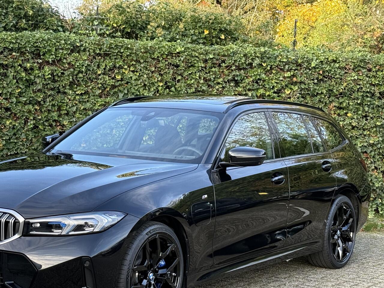 BMW 3-SERIE Touring 330e M-Sport | Panorama | Trekhaak | 19" | Driving Ass. | 360 Cam | Memory Stoel