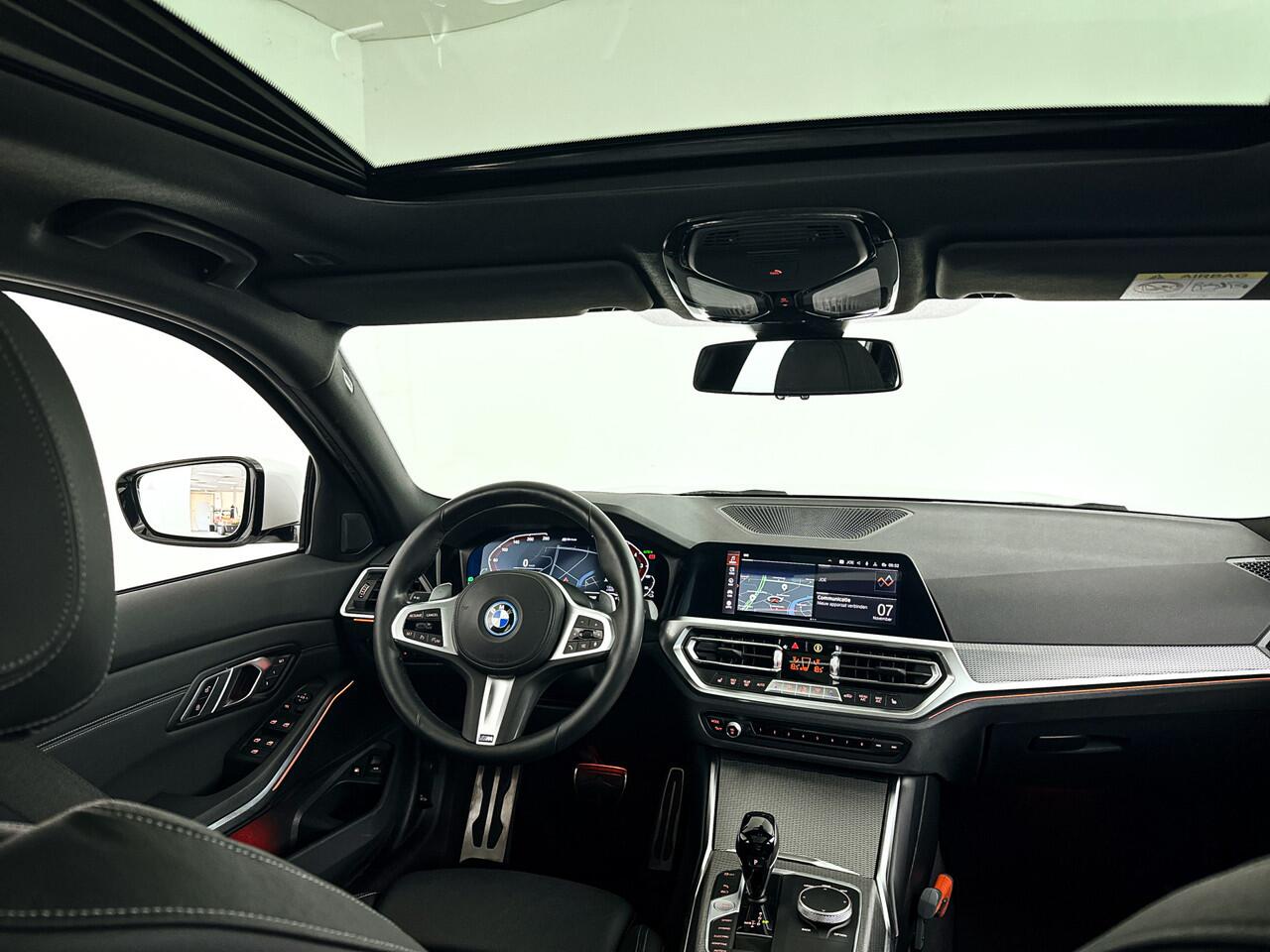 BMW 3-SERIE Touring 330e Business Edition Plus | Panoramadak | 360° camera | Stoel- en Stuurverwarming | Harman Kardon | Head-up Display