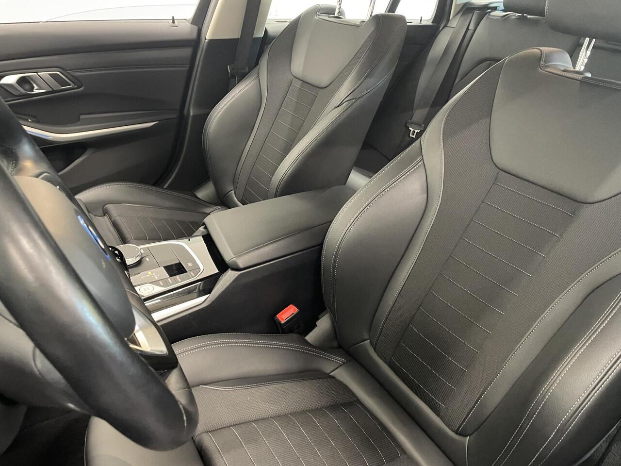 BMW 3-SERIE Touring 330e Touring SportLine PHEV 292 PK AUT Navi Carplay Camera Achter PDC V+A Winterpack Sport Stoelen Active Protection Ambiance Licht