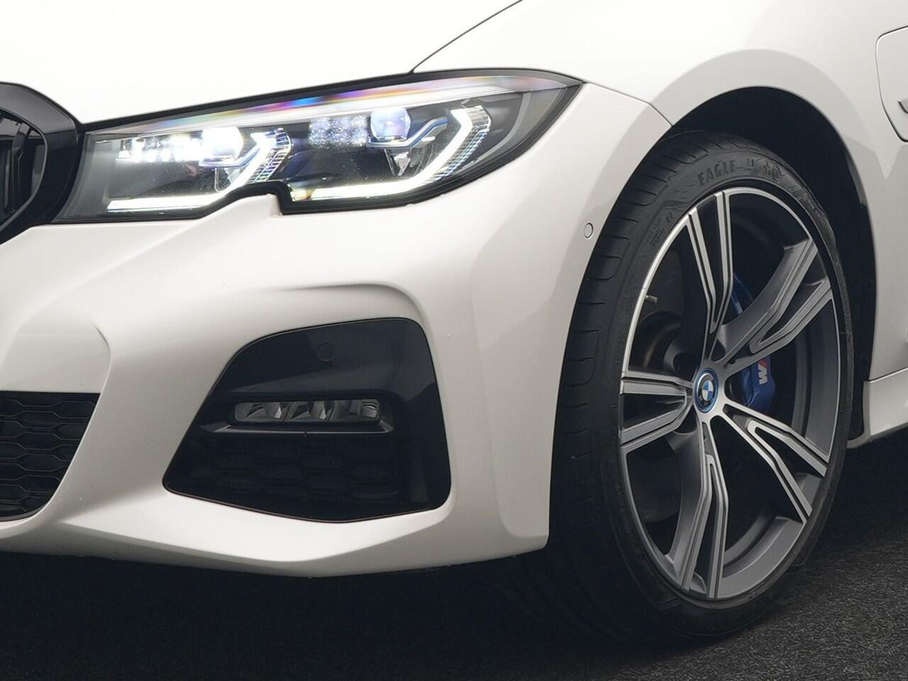 BMW 3-SERIE Touring 330e xDrive M Sport Plug In Hybrid 293pk Dealer O.H. PHEV | Panodak | Head Up | Adaptive Cruise | Laser LED | 360 Camera | 19"L.M | Alcantara Sportstoelen Memory & Verwarmd | Sfeerverlichting | Apple Carplay | Keyless | Blis | Navigatie | Virtu