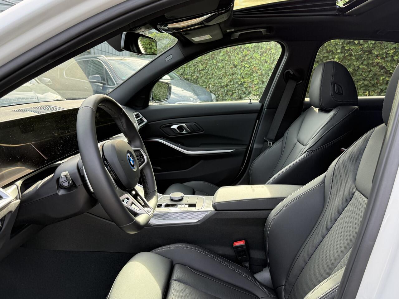 BMW 3-SERIE 330e | NW Model | M-Sport | 18'' | Schuif-/Kanteldak | Camera | Elek. Trekhaak | HiFi