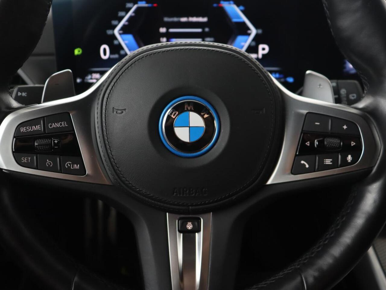 BMW 3-SERIE 330e M Sport | Leder | Trekhaak | Stoel & stuurverwarming | Carplay | Sportstoelen | Navigatie | Full LED | Park Assist | Live Cockpit | PHEV | Plug In