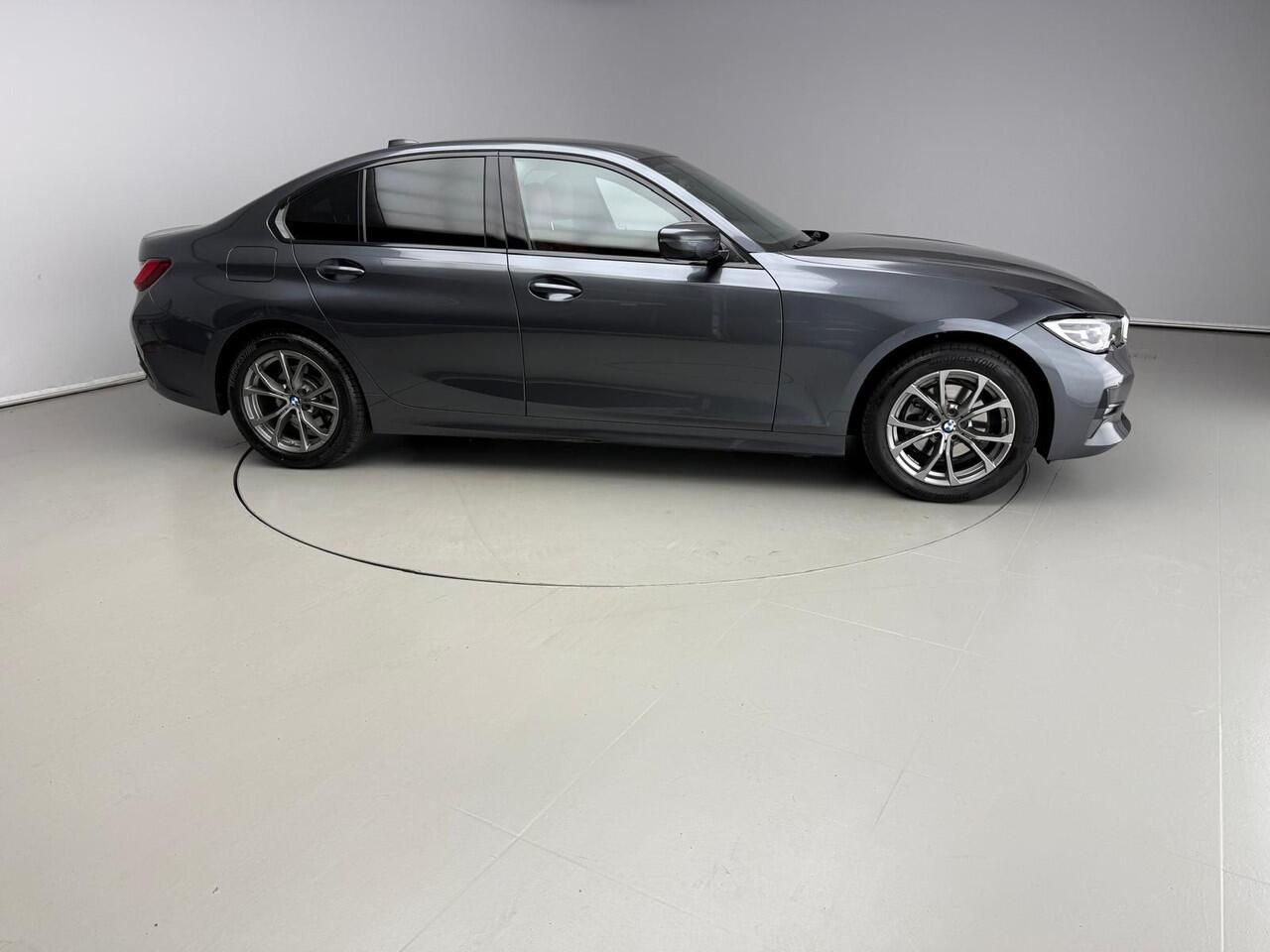 BMW 3-SERIE Sedan 320i | LED | Leder | Navigatie | Sportstoelen | Stoelverwarming | DAB | Alu 17 inch